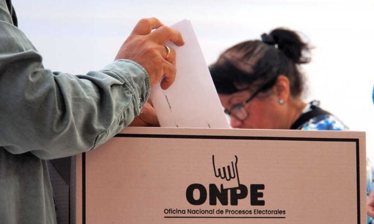 Perú enfrenta jornada electoral sin precedentes: 13 mesas abren este lunes por escasez de materiales