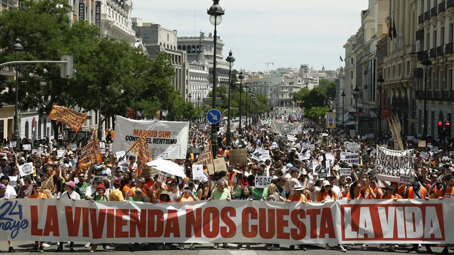 Miles de madrileños exigen vivienda digna y convocan huelga general