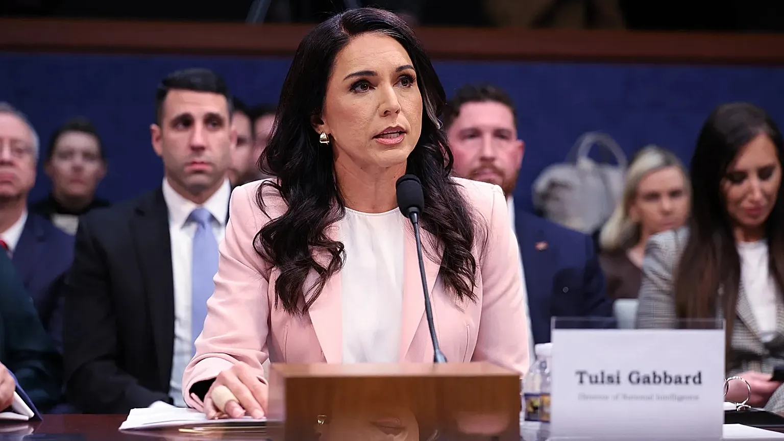 Tulsi Gabbard dimite como directora de Inteligencia Nacional bajo Trump