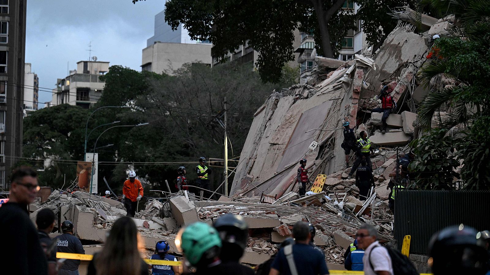 Dos sismos sacudieron Caracas y otras ciudades de Venezuela, dejando viviendas y edificios derrumbados.