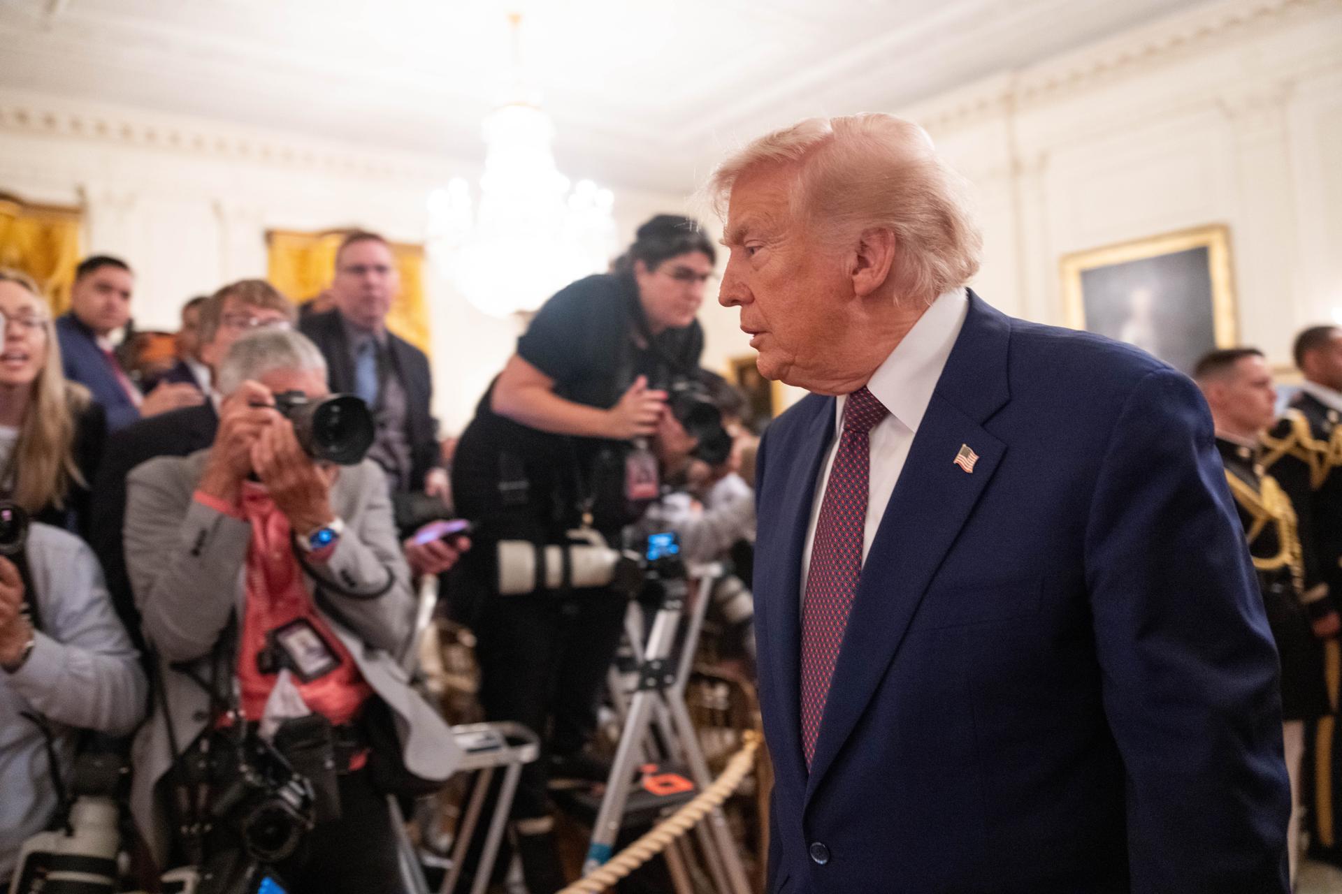 El presidente Donald Trump garantiza que no existirán peajes en el estrecho de Ormuz