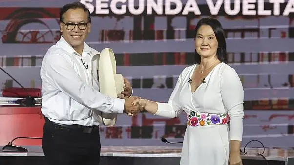Keiko Fujimori lidera a Roberto Sánchez por menos de 1.000 votos en las disputadas elecciones presidenciales