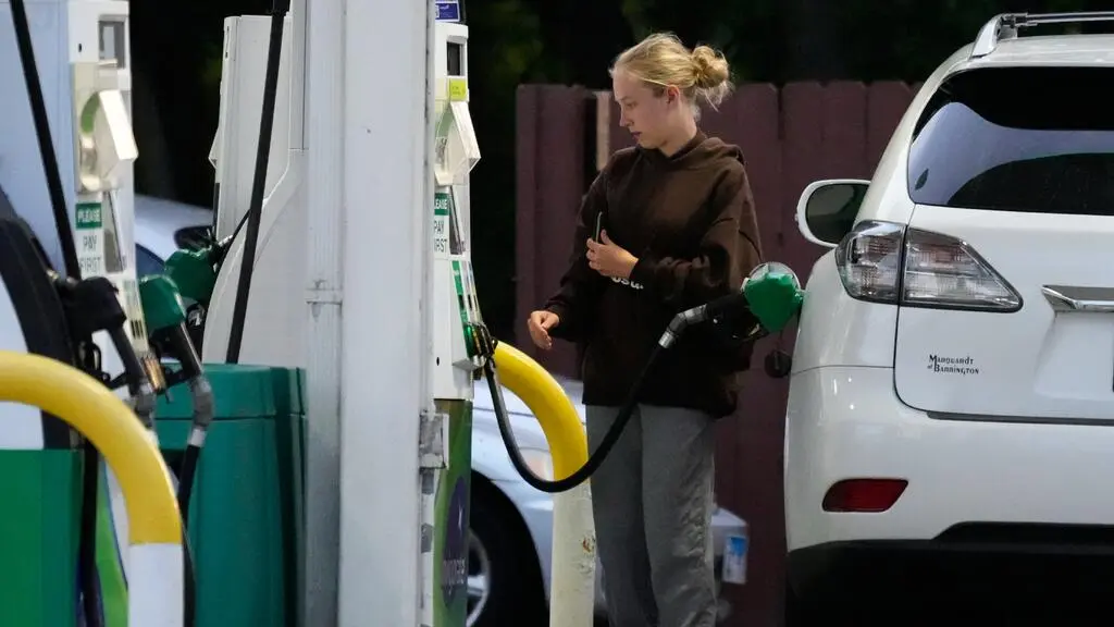 La gasolina en Estados Unidos cae por debajo de los 4 dólares por primera vez desde marzo