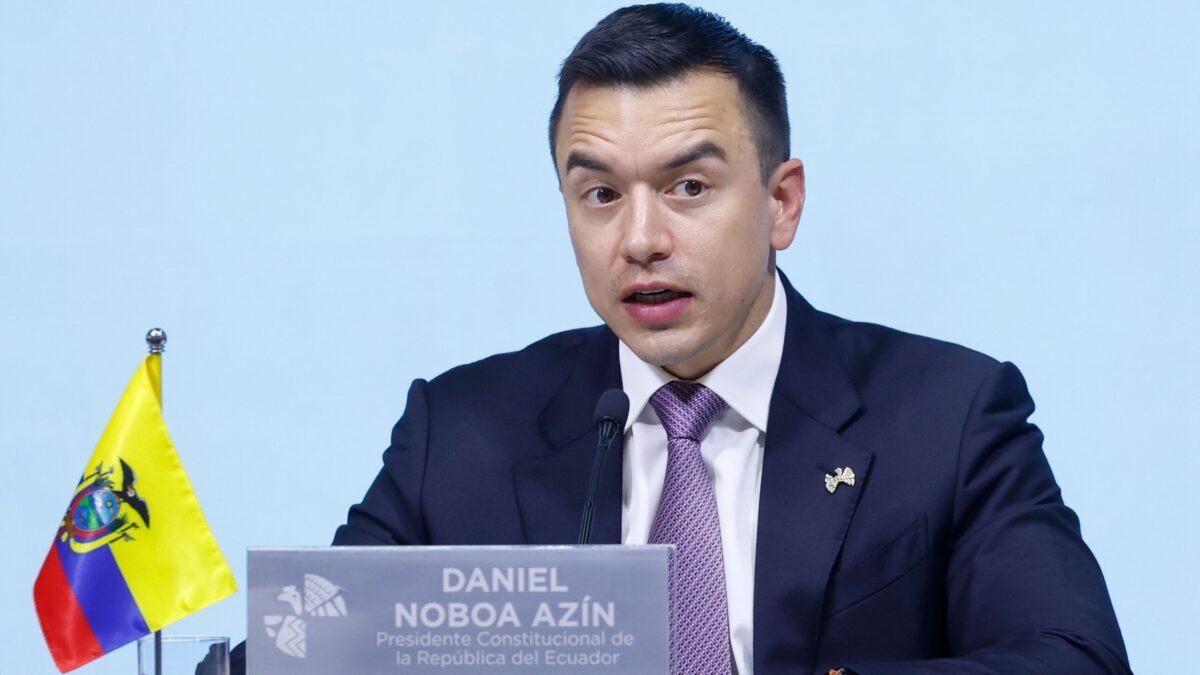 Presidente de Ecuador simplifica el Gobierno al fusionar ministerios y secretarías