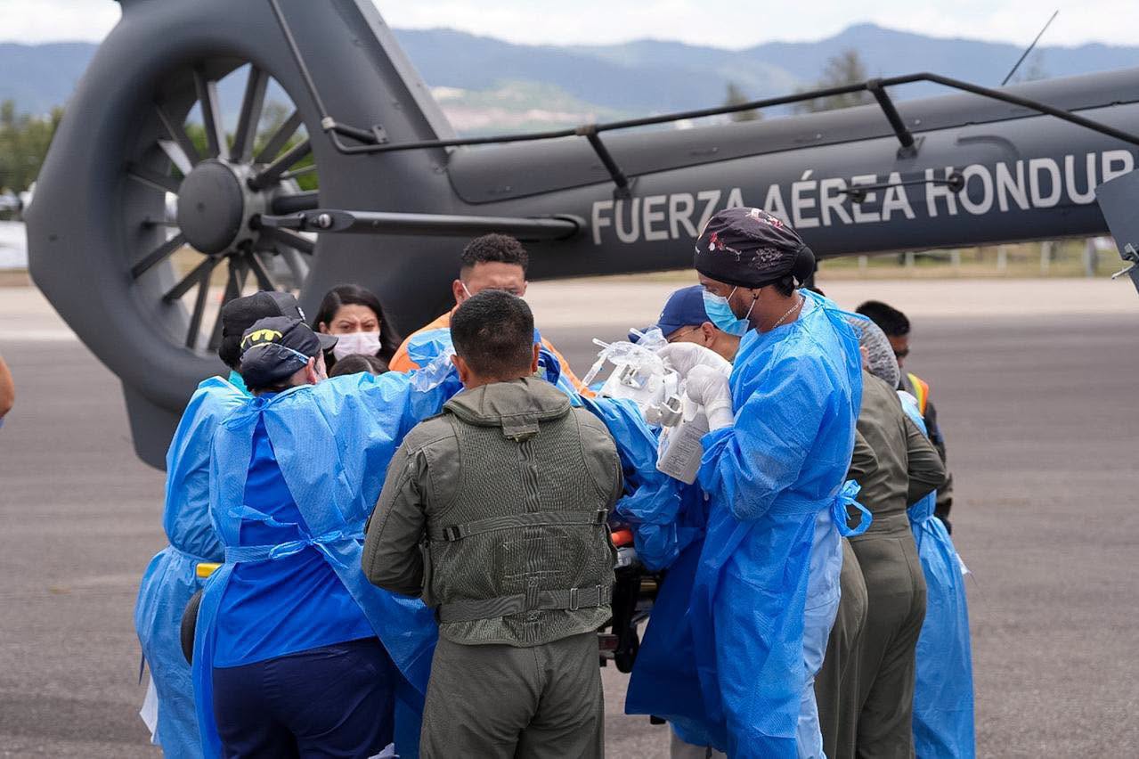 Kenia, la niña quemada tras explosión en fábrica copaneca, mejora