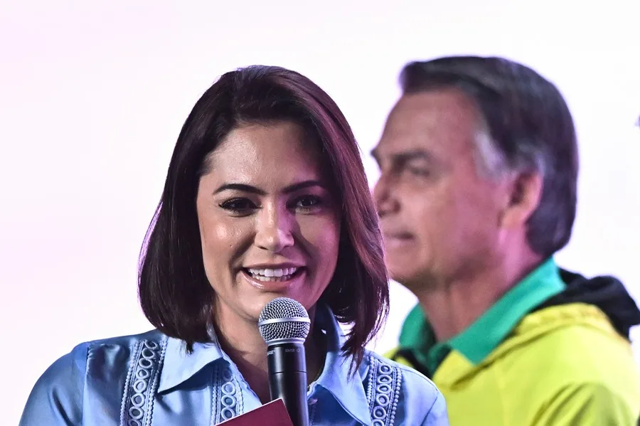 Michelle Bolsonaro renuncia a un cargo directivo tras enfrentarse con su hijastro Flávio Bolsonaro