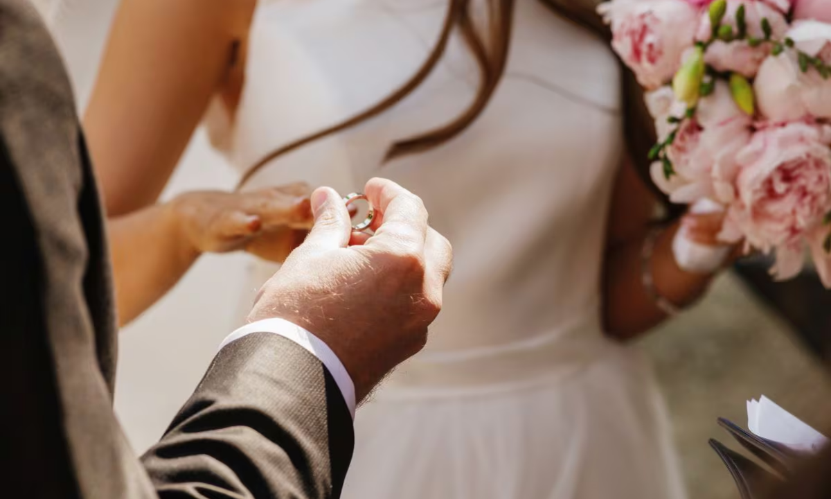 Mujer de 33 años se casó con más de una docena de hombres en Las Vegas: ¿qué cargos podría enfrentar?