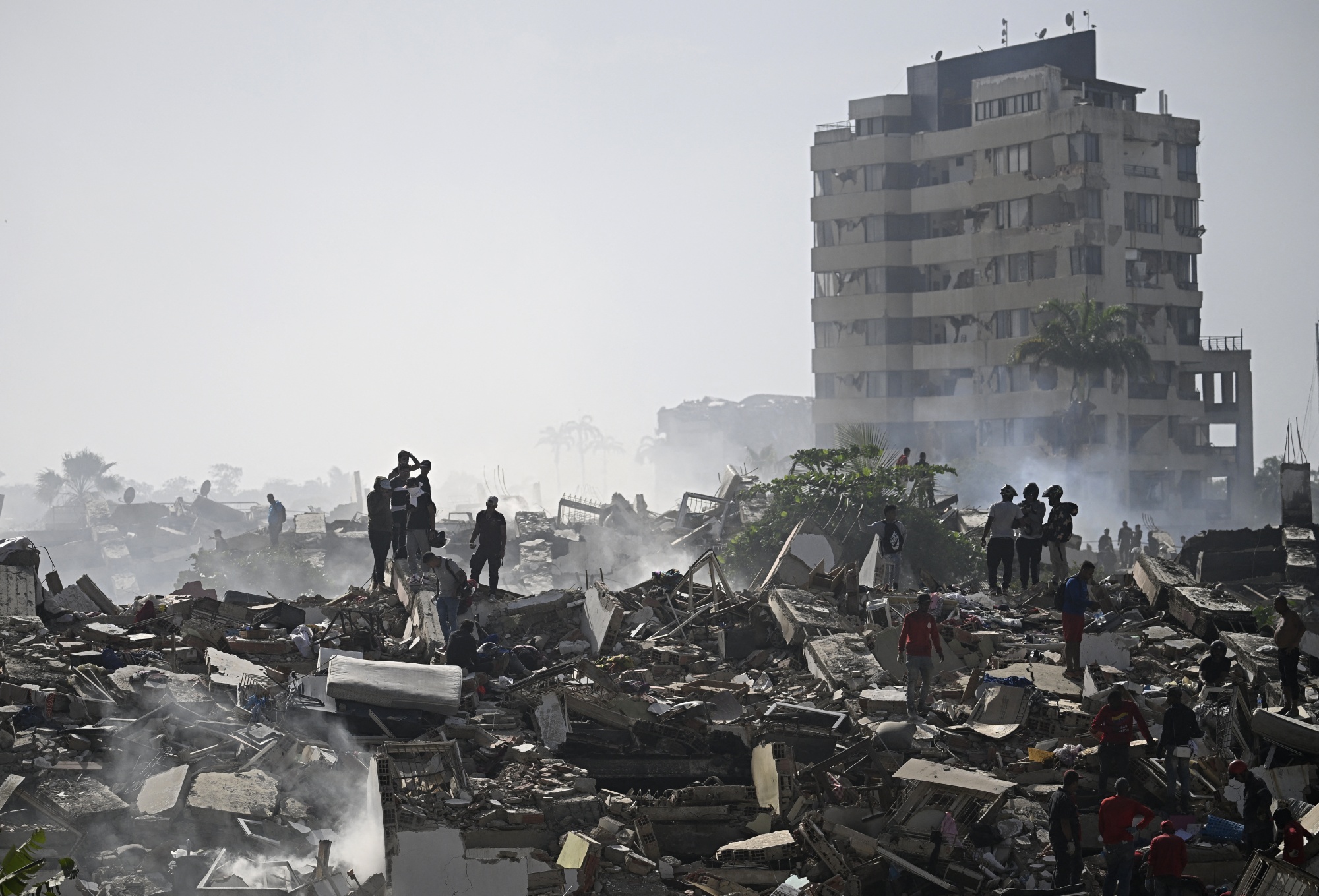 Se elevan a 2,595 los muertos por los terremotos en Venezuela, mientras continúan las labores de rescate