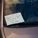 Dejó una nota en el parabrisas de un auto mal estacionado y la respuesta que recibió lo dejó helado