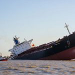 Un barco del tamaño de tres canchas de fútbol quedó varado y frenó una ruta clave del comercio mundial