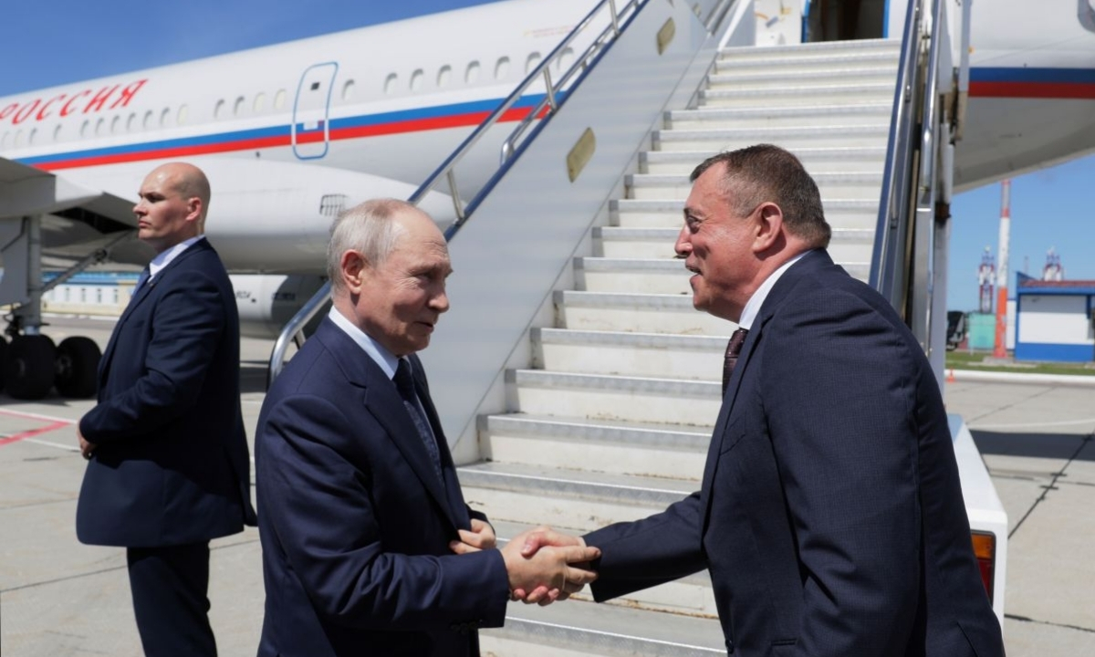 Putin visita la isla disputada de Iturup y agrava la tensión con Japón
