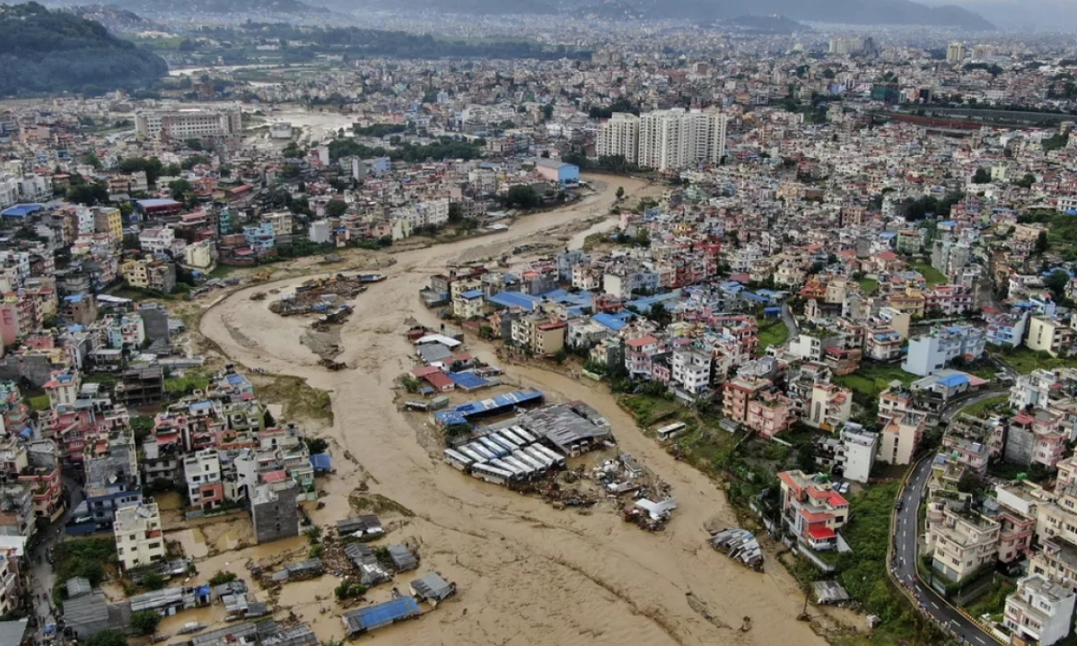 Tragedia en Nepal: Mueren 362 personas tras el colapso de un glaciar en la frontera con China