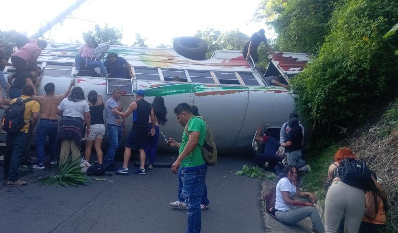 Autobús de la ruta 104 se vuelca, dejando varios heridos y cierre de vialidad en La Libertad Sur, El Salvador