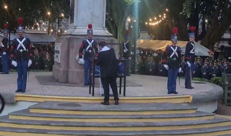 Comienza la ceremonia de incineración de la Bandera Nacional