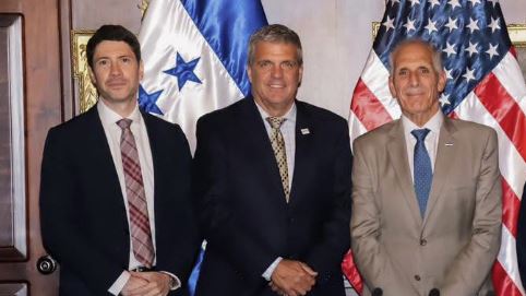 Honduras y Estados Unidos analizan la cooperación en la Casa Presidencial