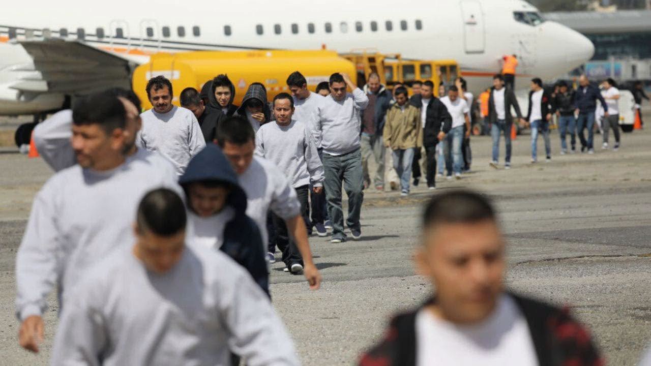 Llegan a Honduras 26 hondureños retornados desde Estados Unidos en vuelo que aterrizó en SPS