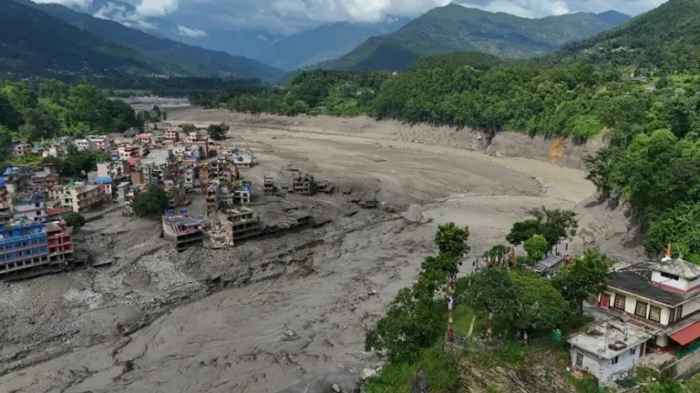 Nepal y China rastrean a cientos de personas desaparecidas tras inundación que dejó al menos 160 muertos