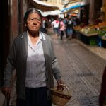 Después de los 75 años quienes siguen caminando al mercado conservan más autonomía