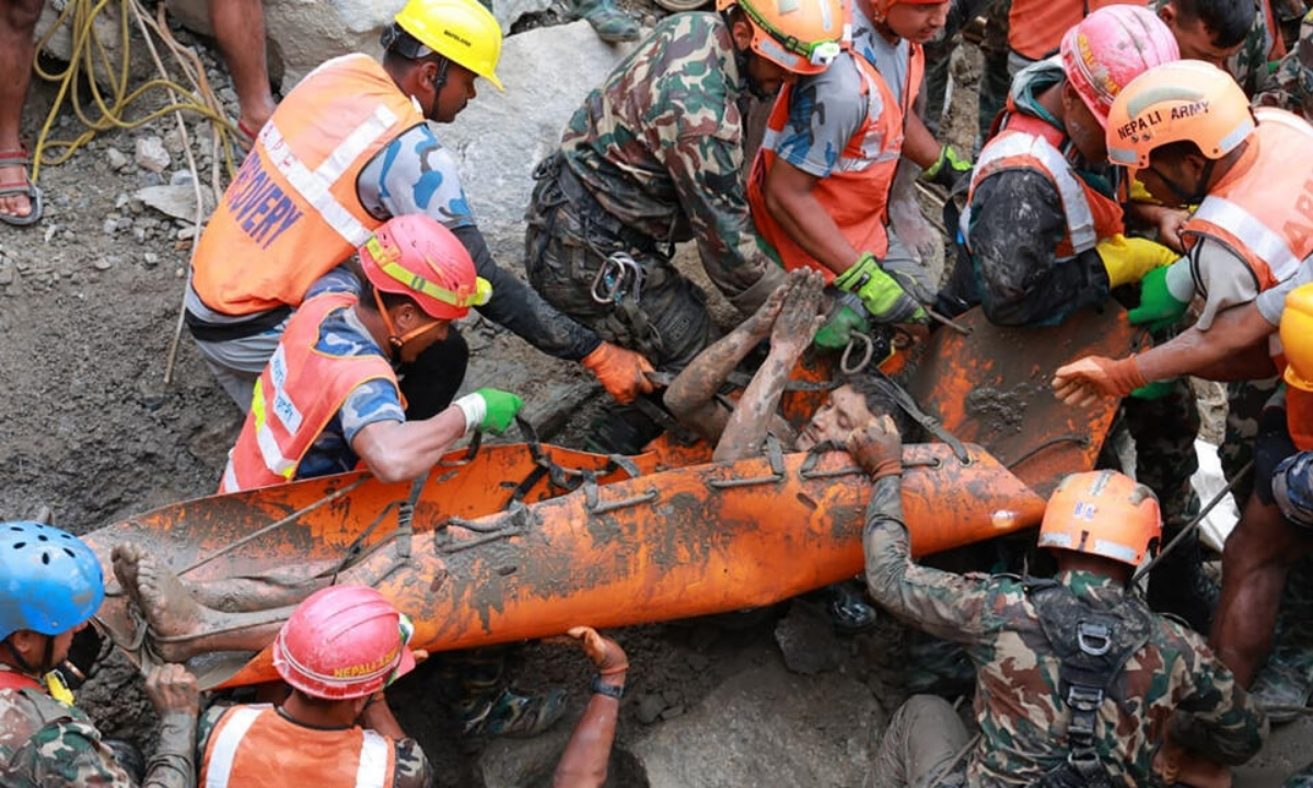 Nepal: dos trabajadores rescatados tras 10 días atrapados en un túnel