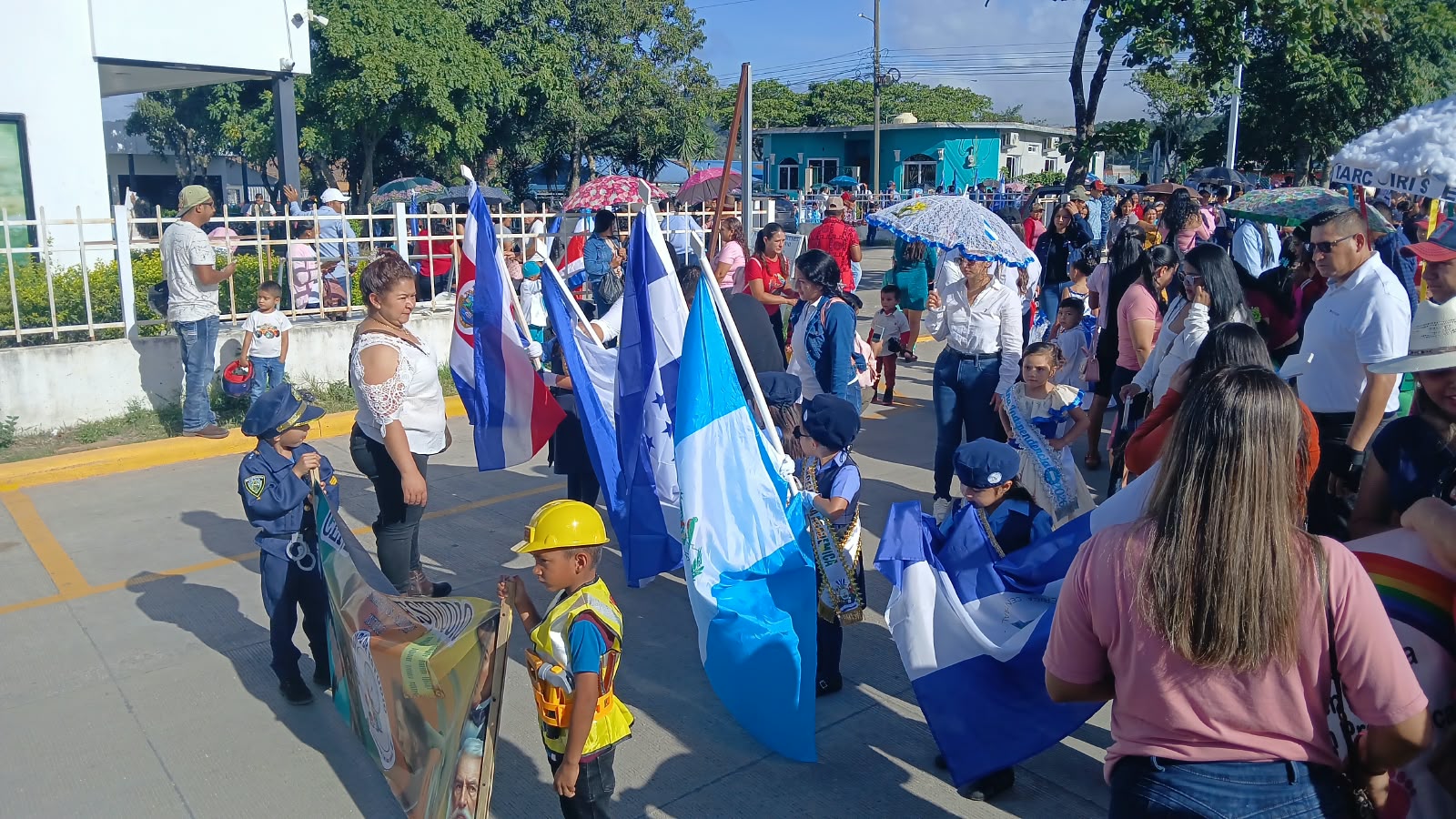 Comienzan los desfiles patrios: niños de diversas escuelas llenan las calles de Honduras con alegría y orgullo
