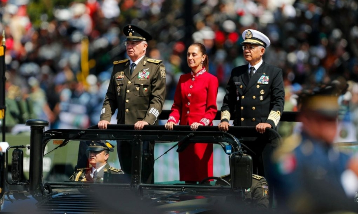 Sheinbaum lidera el desfile militar y exige defender la soberanía de México