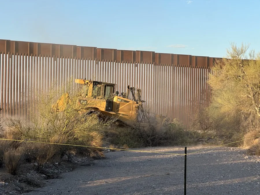 Arizona inicia la construcción del muro fronterizo de Trump a pesar de la oposición de una tribu indígena
