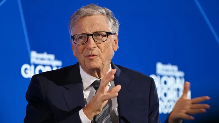 Bill Gates alerta sobre los riesgos extremos de la IA cuando cae en manos de actores malintencionados y pide regulación estatal