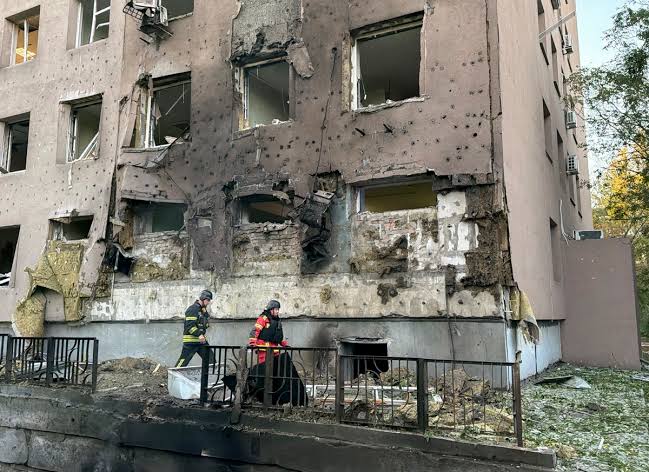 Cuatro fallecidos tras el impacto de un dron ruso junto a un edificio de oficinas en Kiev