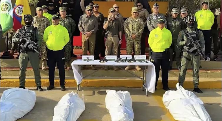 De la Espriella celebra los resultados de una operación militar al exhibir cuatro cadáveres en el suelo