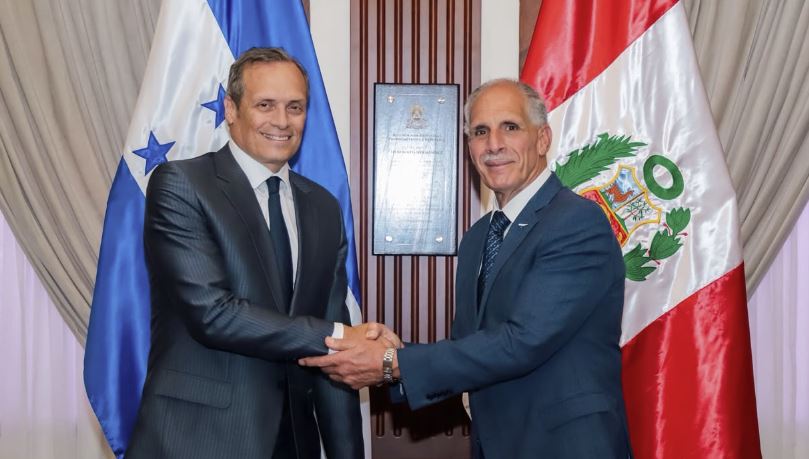 El Presidente Asfura recibe las cartas credenciales de los nuevos embajadores de Perú y Corea del Sur