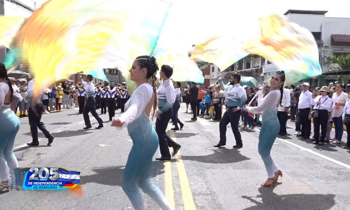 Honduras y Colombia desfilan unidos como hermanos; Liceo Lunita de Chía se suma a la fiesta patria en San Pedro Sula