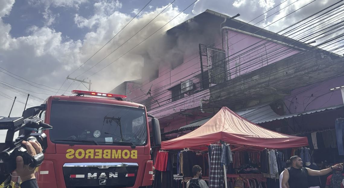 Incendio voraz consume una tienda de ropa en el barrio Medina, San Pedro Sula