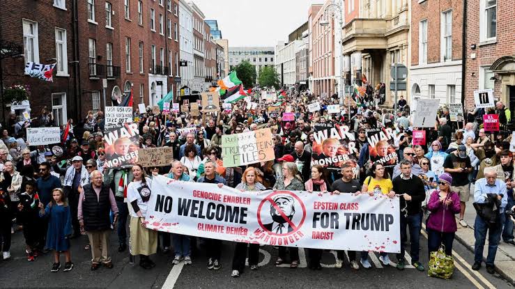Miles de personas recorren las calles de Dublín para protestar contra la visita de Trump