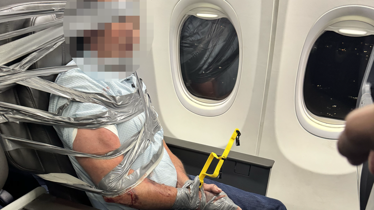 Pasajero que agredió a varias personas en un vuelo de American Airlines fue inmovilizado con cinta adhesiva