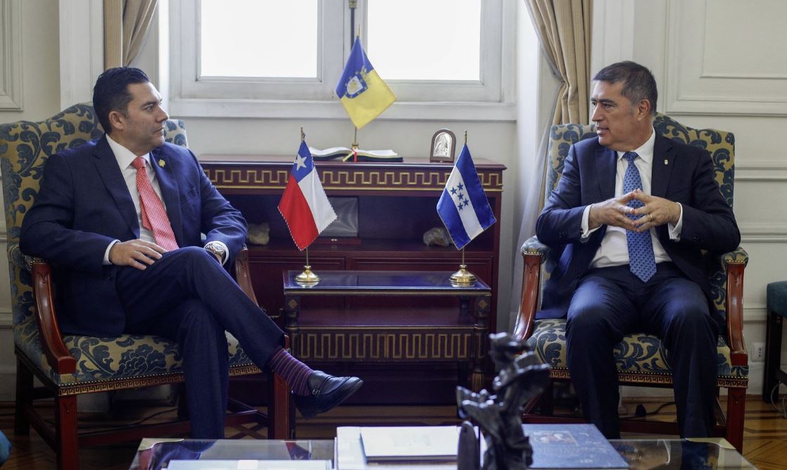 Tegucigalpa y Santiago sellan alianza para seguridad, orden, tecnología y recuperación de espacios públicos