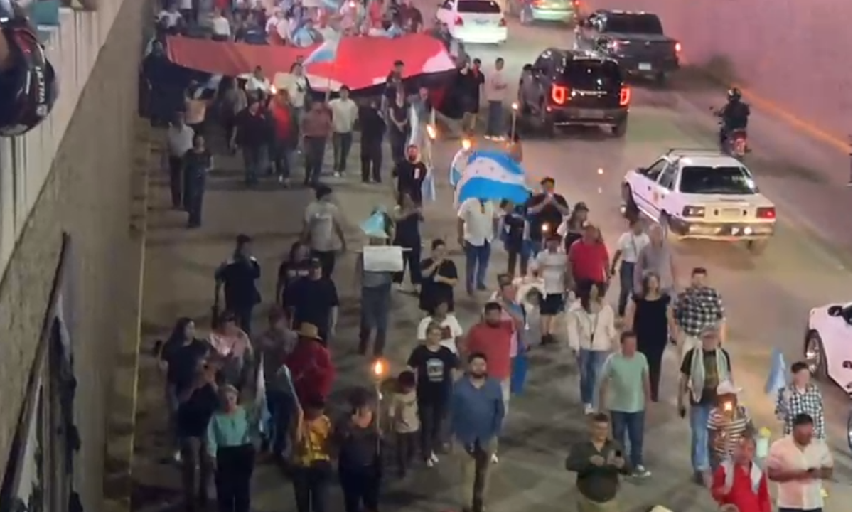 Tercer viernes con antorchas: manifestantes repiten la consigna «Fuera la Racha»
