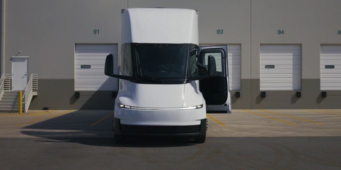 Tesla inicia la producción en masa del camión eléctrico Semi con el objetivo de fabricar 50.000 unidades al año