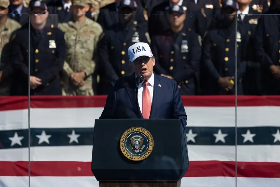 Trump entregó 135 mil dólares en efectivo a tres asistentes en la Casa Blanca