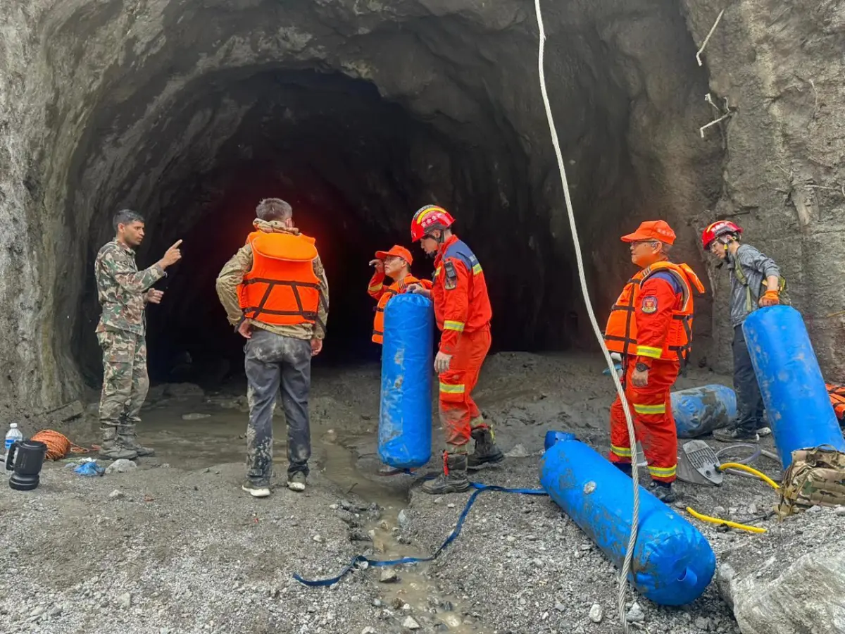 Una sobreviviente denuncia a un supervisor extranjero por abandonar a más de 200 trabajadores antes de que un deslave sepultara un túnel hidroeléctrico en Nepal.