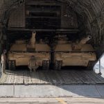 El avión de transporte más grande de Estados Unidos carga dos tanques de combate a la vez y ya lleva 55 años en servicio