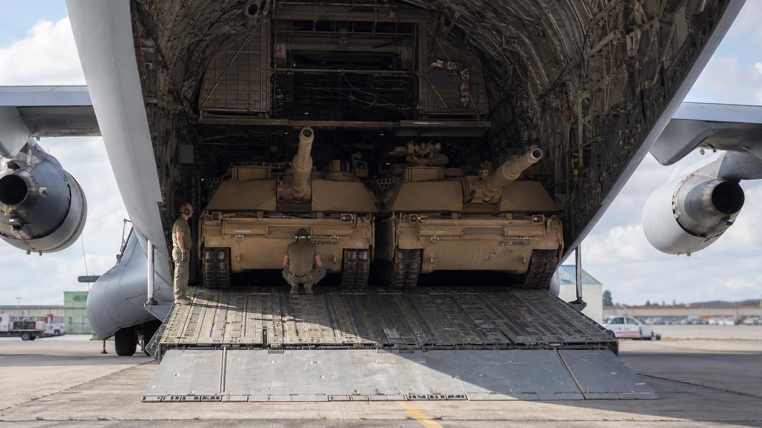 El avión de transporte más grande de Estados Unidos carga dos tanques de combate a la vez y ya lleva 55 años en servicio