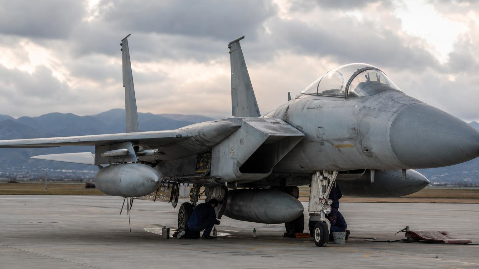 El caza de Top Gun se retiró hace 20 años y hoy solo vuela en un país al que Estados Unidos le prohibió comprar repuestos