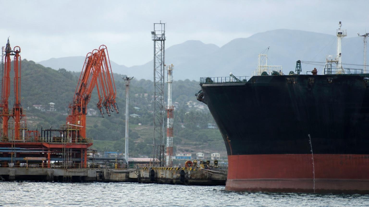 El mayor contrato de armas de la historia de América Latina lo firmó Venezuela con Rusia en 2006 por más de 4 mil millones y una parte la pagó con petróleo