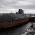 El submarino más grande jamás construido medía 175 metros y cargaba 20 misiles nucleares: hoy espera el desguace en un puerto del Ártico