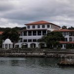 La escuela militar más polémica de América funcionó 35 años a orillas del canal de Panamá y hoy el edificio es un hotel de lujo