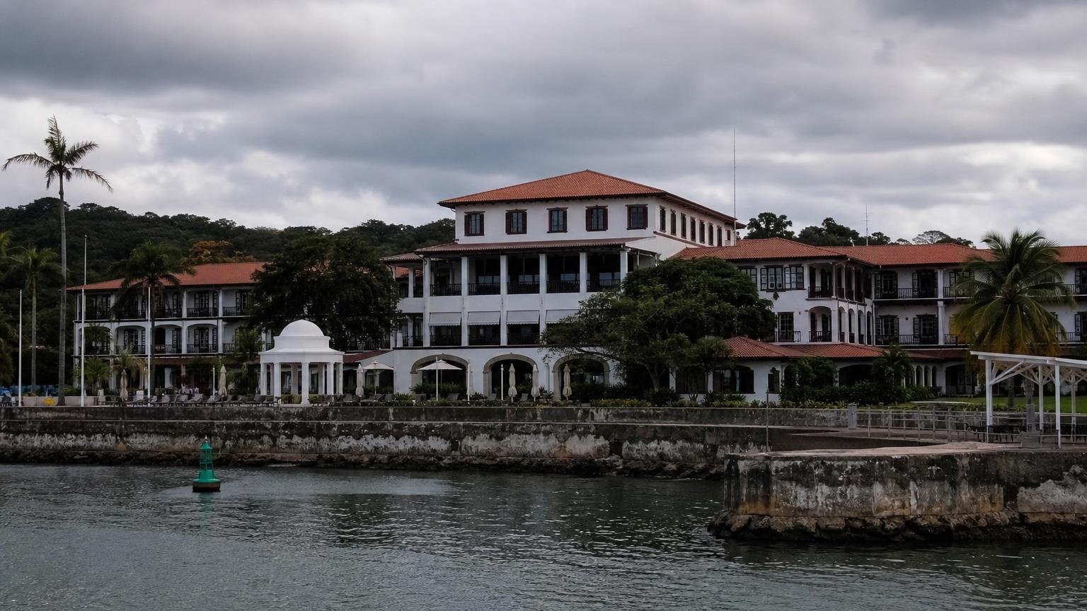 La escuela militar más polémica de América funcionó 35 años a orillas del canal de Panamá y hoy el edificio es un hotel de lujo