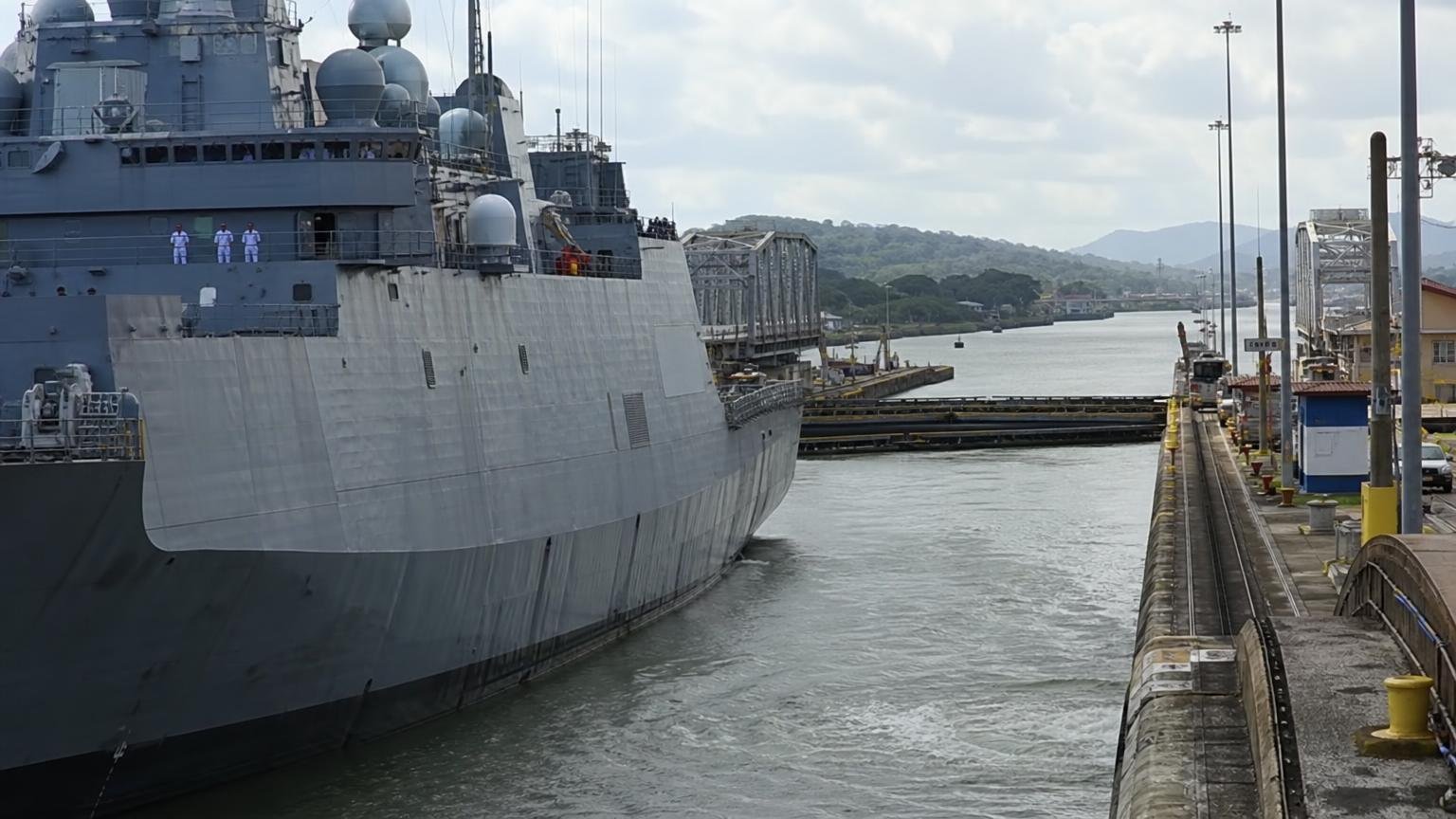 La marina más poderosa del mundo paga peaje como cualquier carguero cada vez que uno de sus barcos cruza el canal de Panamá