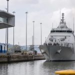 La marina más poderosa del mundo paga peaje como cualquier carguero cada vez que uno de sus barcos cruza el canal de Panamá