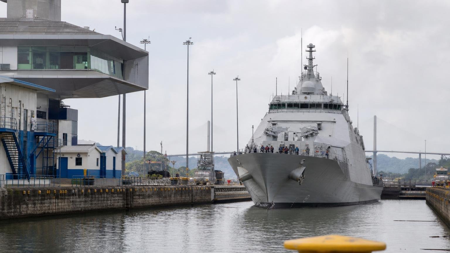 La marina más poderosa del mundo paga peaje como cualquier carguero cada vez que uno de sus barcos cruza el canal de Panamá