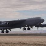 Llevaba siete años abandonado en el desierto de Arizona y el B-52 que la Fuerza Aérea de Estados Unidos resucitó ya vuelve a volar en misiones
